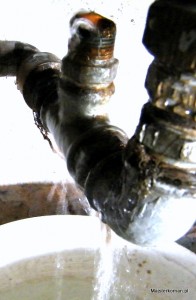 Najlepiej odkręcić zawór bezpieczeństwa Jak naprawić cieknący bojler - wylewanie wody przez zawór bezpieczeństwa