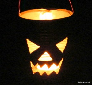 Jak zrobić lampion na Halloween - gotowe świecące straszydło