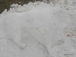 Rzeżba żubra - bizona w śniegu