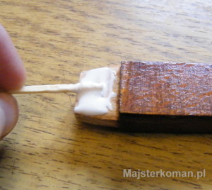 Rozprowadzanie kleju w miejscach łączeń