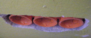 Puszki schowane w ścianie