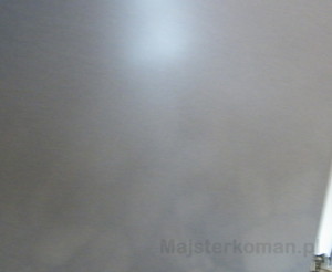 Powierzchnia lodówki po wyczyszczeniu Powierzchnia po usunięciu resztek naklejki