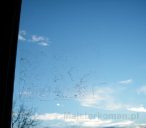 Resztki kleju Resztki kleju po etykiecie na szybie okna