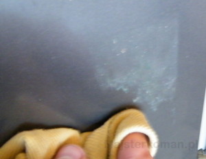 Oczyszcana powierzchnia lodówki Usuwanie resztek po naklejce z lodówki