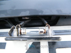 Nowa żarówka w oprawce podświetlenia tablicy