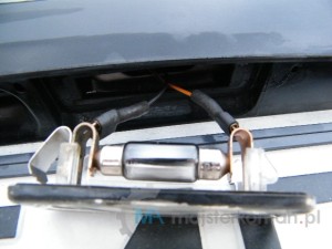 Przepalona żaróweczka oswietlenia tablicy rejestracyjnej