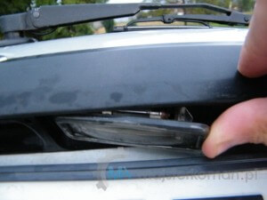 Montaż oświetlenia tablicy rejestracyjnej w Fordzie Focusie Mk1 i Mk2