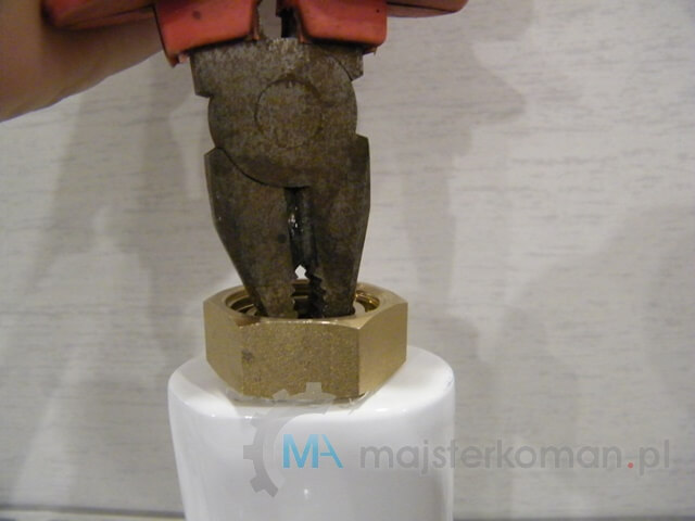 Zakręcanie śrubunku w grzejniku łazienkowym