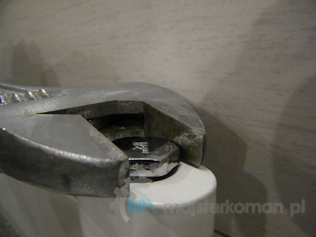 Wkręcanie zaślepki do grzejnika łazienkowego