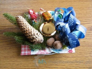 Jak wykonać stroik na świąteczny stół - czekoladki i orzechy