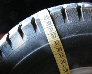 Mierzenie opony Jak wykonać łańcuchy na koła do odśnieżarki - pomiar opony