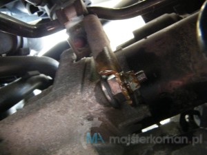 Jak wykręcić rozrusznik z samochodu TDI - widok dolnej części zamontowanego rozrusznika