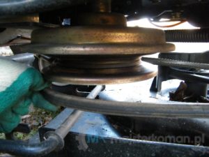 Zdejmowanie paska ze sprzęgła napędu agregatu tnącego