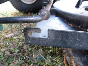 Zdemontowane przednie mocowanie kosiska