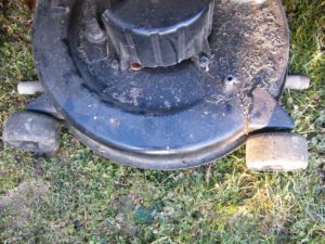 Rurki pod agregatem podczas demontażu