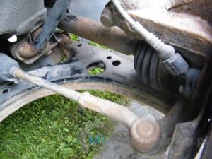 Konserwowanie zawieszenia samochodu - oczyszczanie z korozji