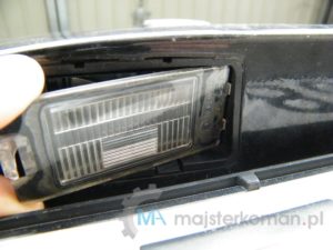 Montaż klosza oświetlenia numerów rejestracyjnych Seata Leona