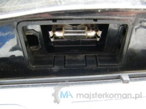 Założona nowa żarówka oświetlenia rejestracji Leona