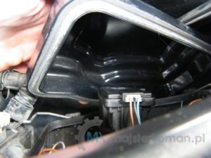 Wyjmowanie osłony przeciwpyłowej