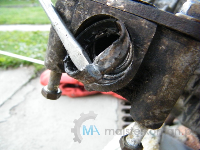 Wyjmowany stary uszczelniacz Wymiana uszczelniacza przekładni Tuff Torq K46