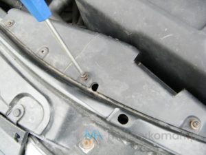 Demontaż wewnętrznej osłony lampy podczas wymiany akumulatora