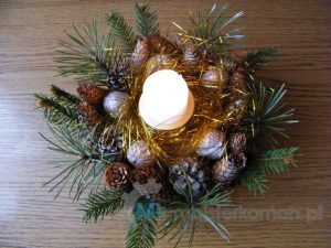 Jak wykonać bożonarodzeniowy stroik z szyszek i orzechów-gotowa dekoracja