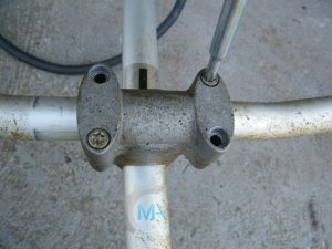 Dokręcana górna część oprawki Montowanie uchwytu w oprawce podkaszarki