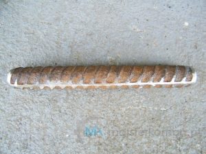 Pręt zbrojeniowy Przycięty odcinek pręta do naprawy złamanego ramienia podkaszarki