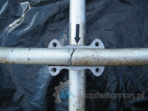 Miejsce złamania na środku uchwytu Ustawianie naprawionego uchwytu w oprawce kosy spalinowej