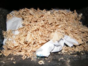 Górne palenie w piecu-drwa, trociny i papier