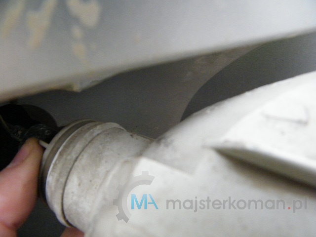 Wyciąganie oprawki żarówki światła przeciwmgielnego Forda