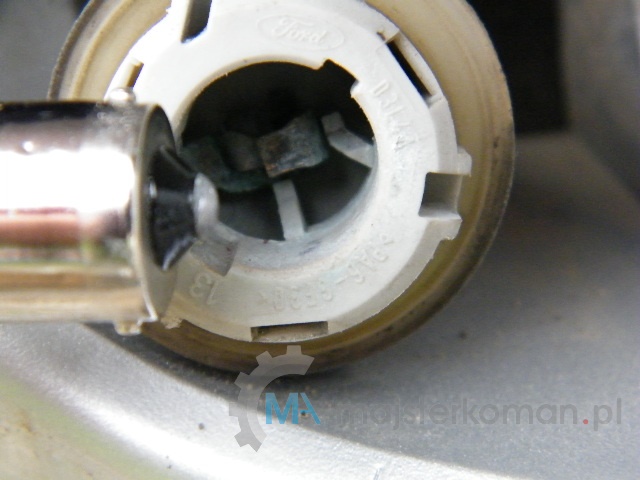 Oczyszczone łączenia w oprawce i żarówki światła przeciwmgłowego Forda Focusa 1 hatchback