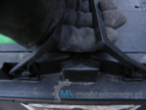 Wyciąganie akumulatora za rączki