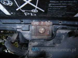 Demontaż dolnego mocowania baterii Seat Leon