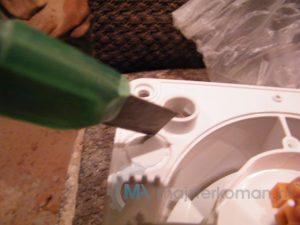 Miejsce na przewód elektryczny Przygotowywanie otworu na kabel elektryczny zasilający wentylator