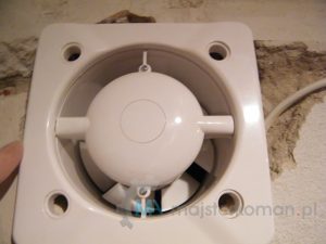 Montowanie części obudowy urządzenia Zamontowane elementy obudowy wentylatora w łazience