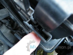 Zdejmowanie stelaża baterii Seat Leon 1.9 TDI, poprzez wcisk zatrzasku