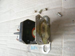 Demontaż obudowy Wycięte nity korpusu solenoidu kosiarki samojezdnej