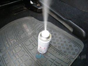Jak odświeżyć klimatyzację, wentylację i wnętrze w samochodzie - ulatniająca się substancja