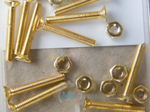 Mosiężne śrubki Nakrętki ze śrubkami i podkładkami do zmontowania obudowy stycznika