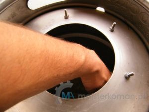 Przygotowany otwór przelewowy z wkręconymi śrubkami do mocowania przejściówki z kolumną rektyfikacyjną destylatora