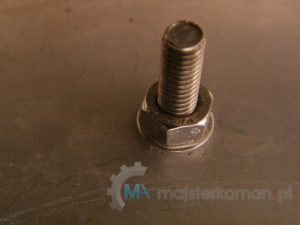 Śruba wkręcona w bojler z nakrętką po wycięciu wlewu i nagwintowaniu