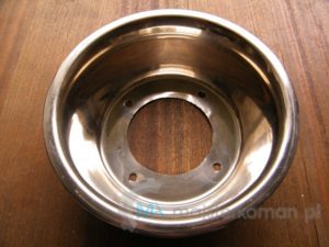 Wycięty otwór w misce nierdzewnej z nawierconymi otowrami na śruby