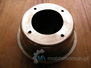 Sposób usadowienia miski z wyciętym otworem w dnie i nawiercownymi czterema otworami na śruby 