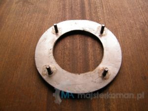 Druga strona podkładki usztywniającej z wystającymi śrubami mocującymi kolumnę z przejściówką