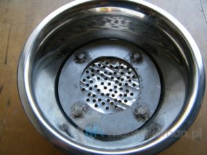 Sposób montażu sitka pomiędzy podkładkę a dno miski