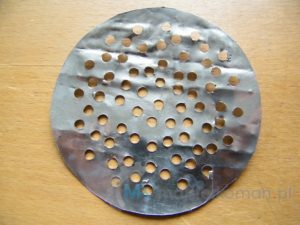 Zabezpieczające sitko do przejściówki destylatora z gęsto nawiercownymi otworami