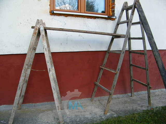 Jak zrobić rusztowanie? Podest z drabin i desek do obróbki okna.