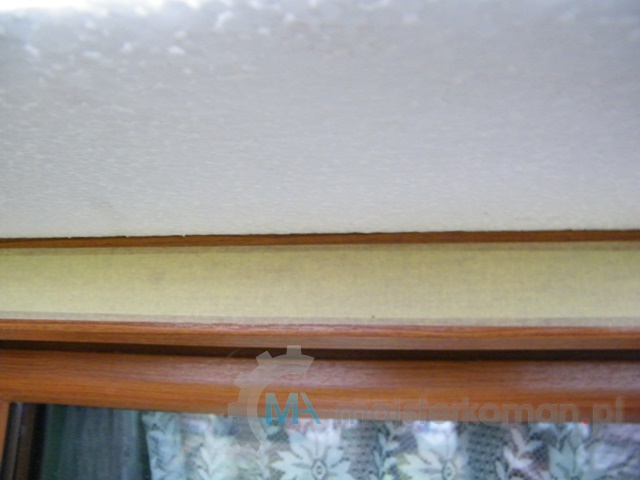 Fragment przyklejonego styropianu na szpalecie okna 