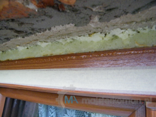 Uszczelniacz dekarski rozmieszczony na ościeżnicy okna